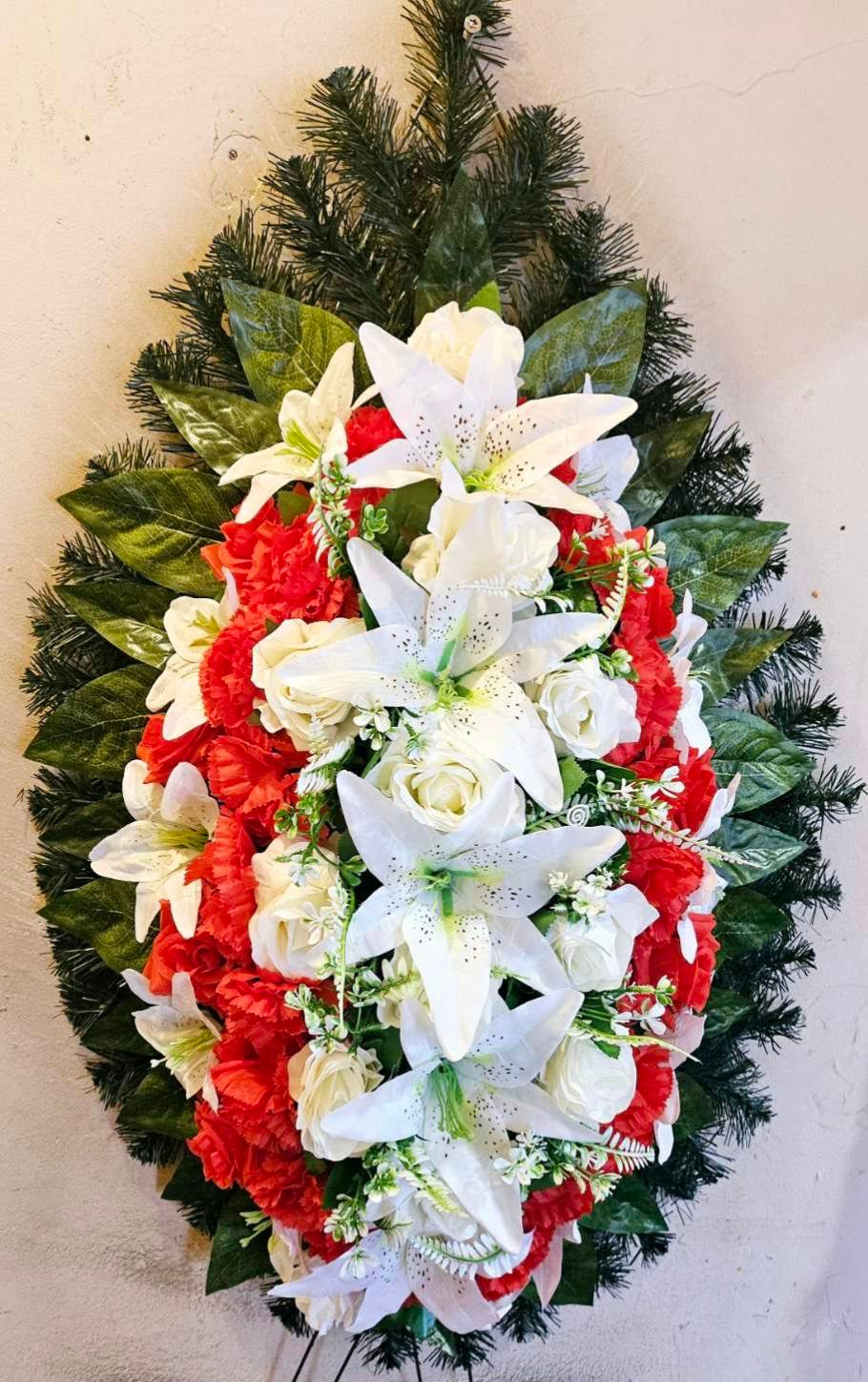 Траурен венец с бели лилии, бели рози и червени карамфили, със зелени листа