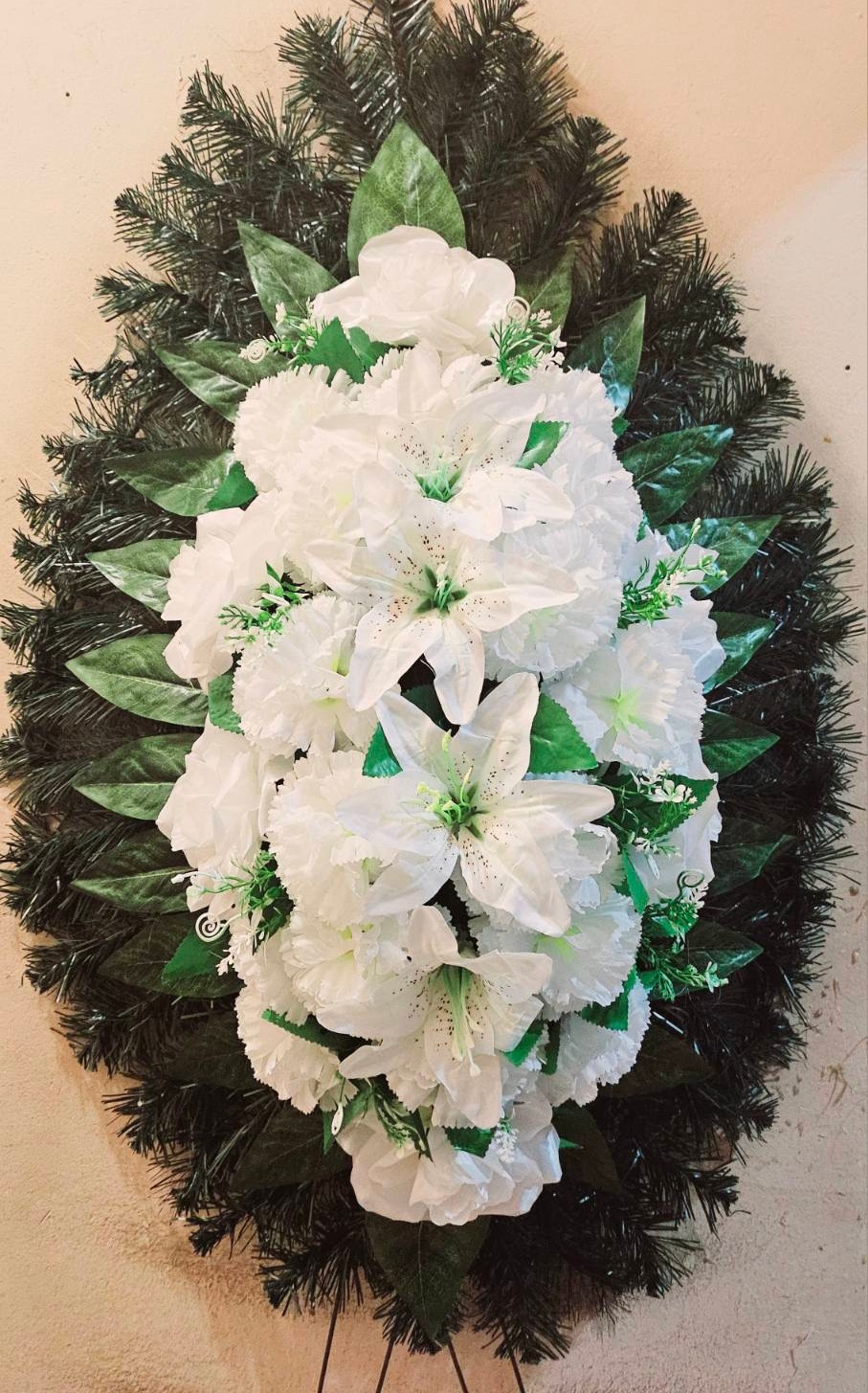 Траурен венец с бели лилии и рози, детайл на централната част на аранжировката