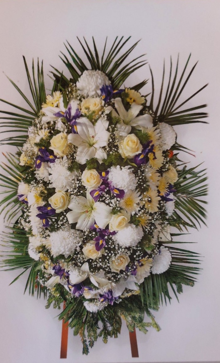 Траурен венец с бели рози, лилии и ириси, с декоративни палмови листа