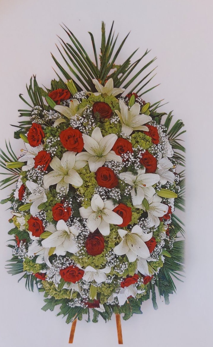 Траурен венец с бели и кремави цветя, зелени листа и декоративни елементи