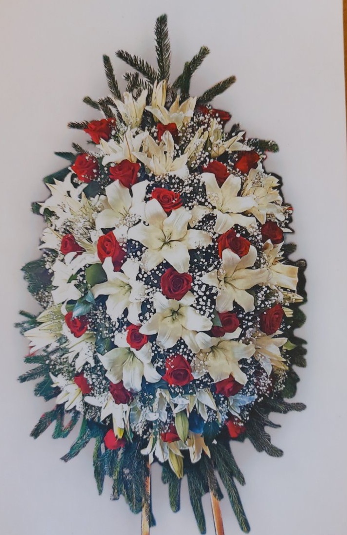 Траурен венец с кремави и бели рози, зеленина и тясна бяла панделка